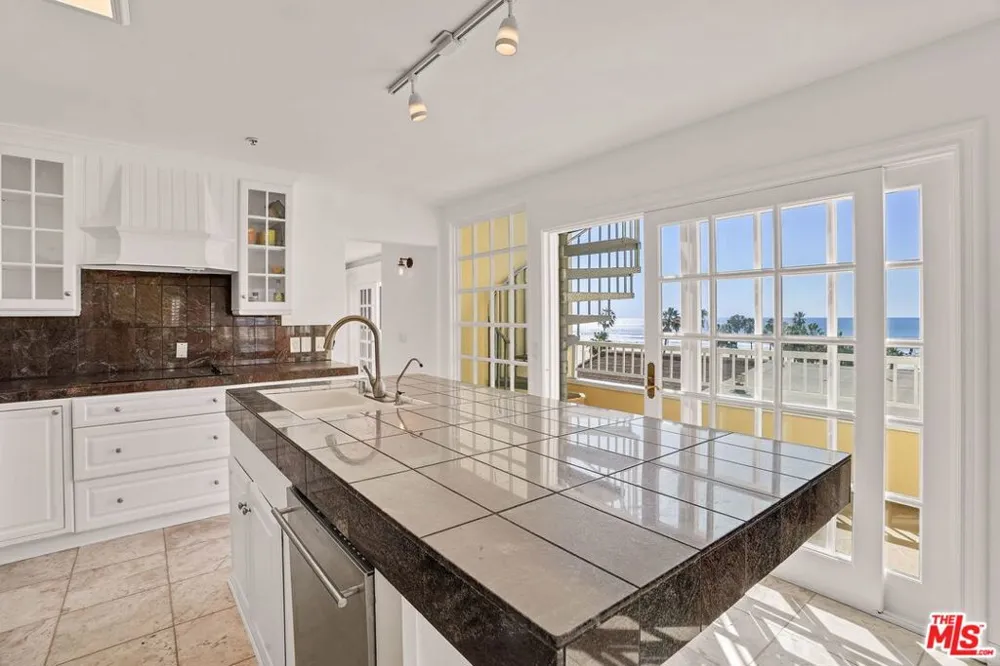 25 Arcadia Terrace #PH Santa Monica, CA 90401