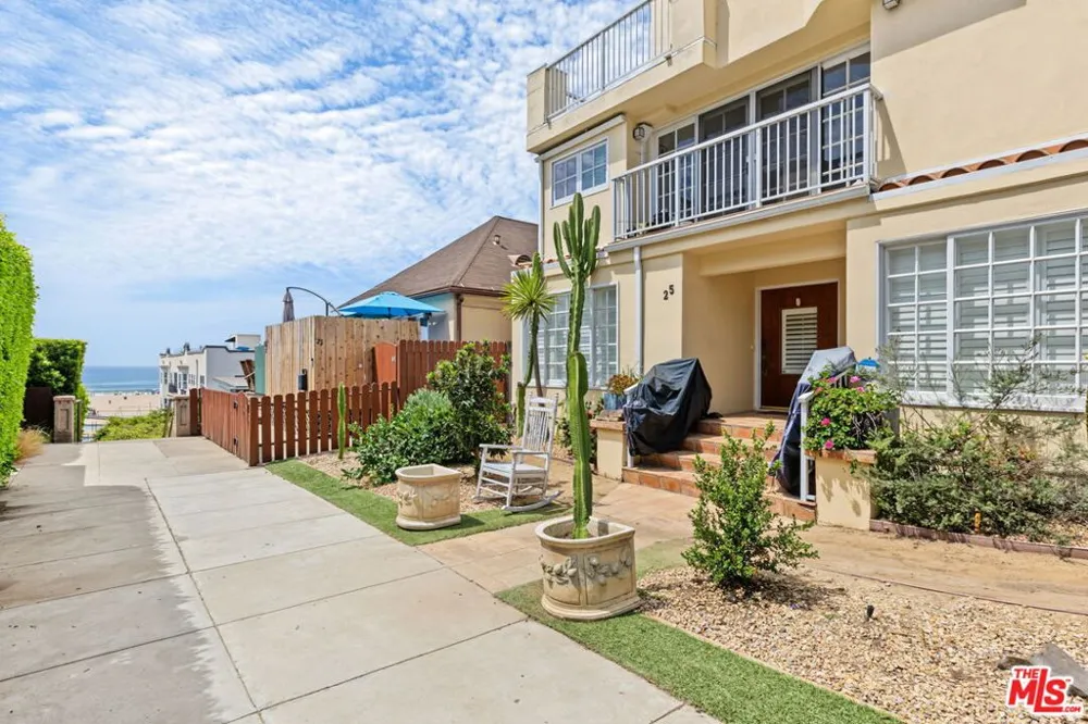 25 Arcadia Terrace #PH Santa Monica, CA 90401