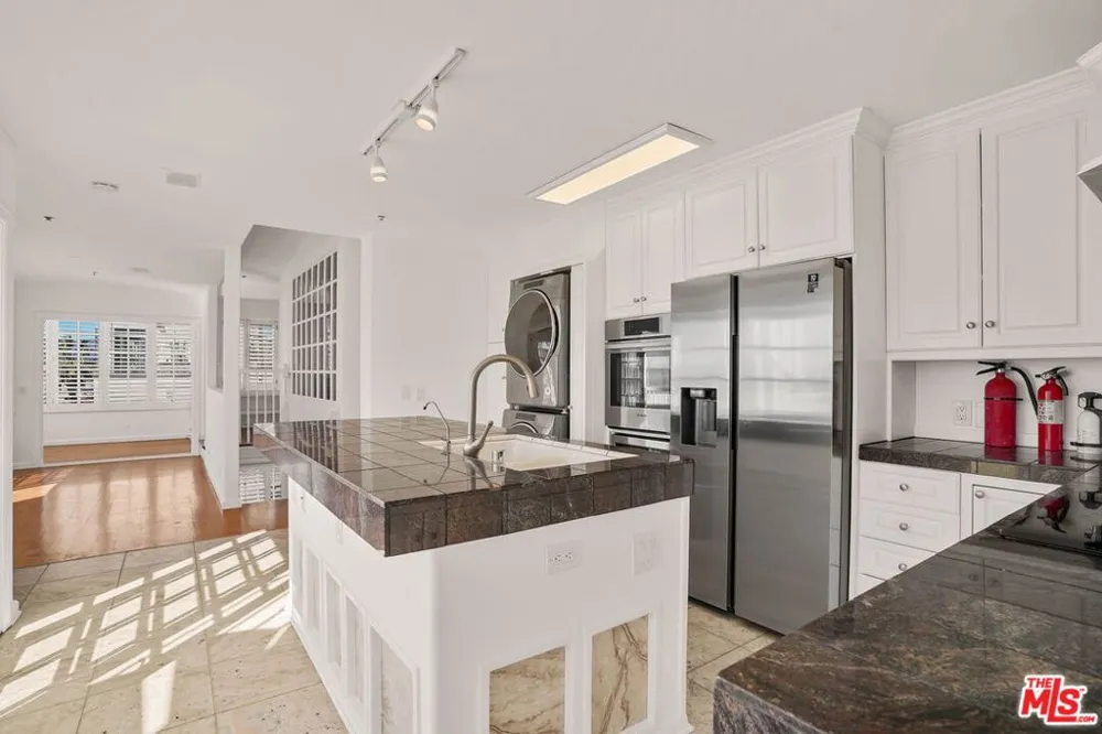 25 Arcadia Terrace #PH Santa Monica, CA 90401
