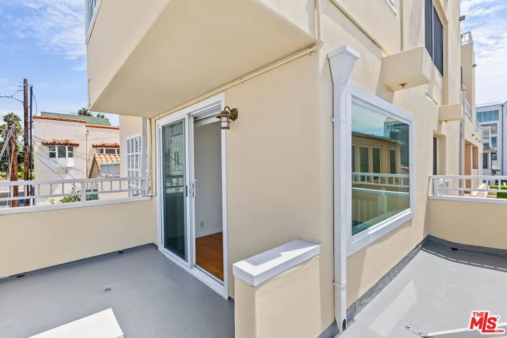 25 Arcadia Terrace #PH Santa Monica, CA 90401