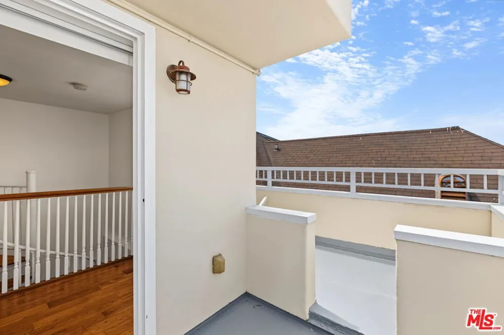 25 Arcadia Terrace #PH Santa Monica, CA 90401