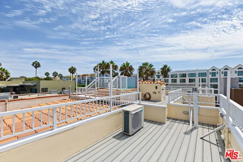 25 Arcadia Terrace #PH Santa Monica, CA 90401