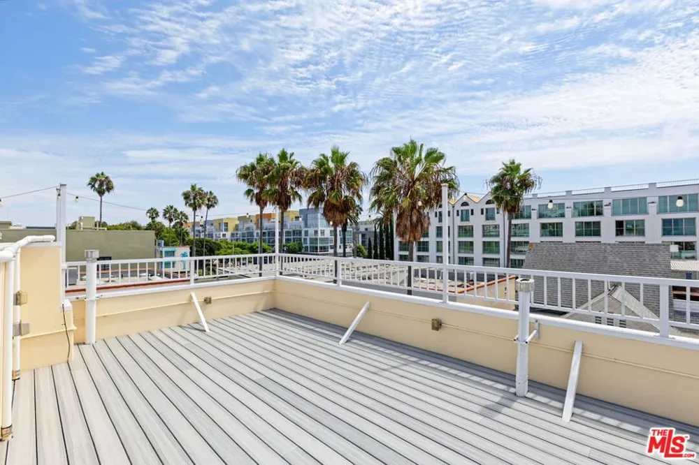 25 Arcadia Terrace #PH Santa Monica, CA 90401