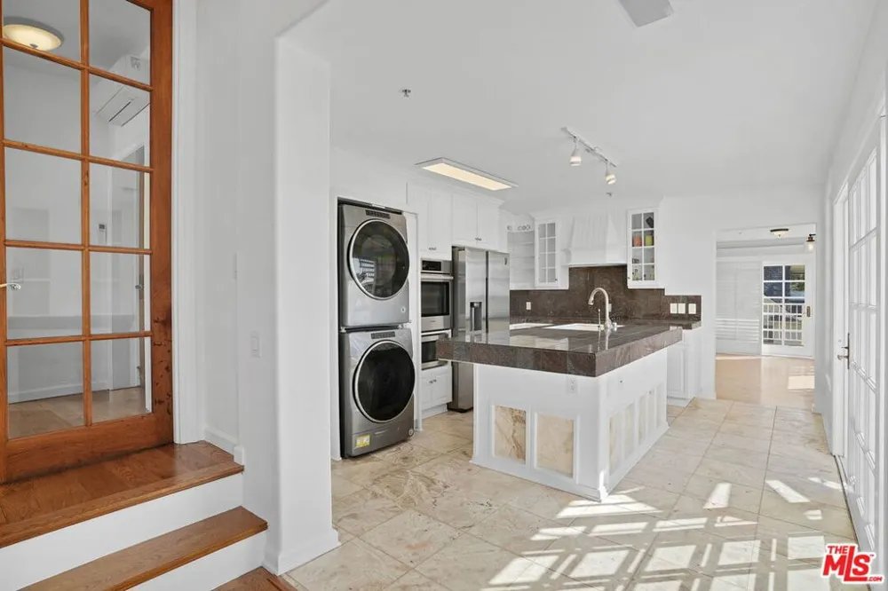 25 Arcadia Terrace #PH Santa Monica, CA 90401