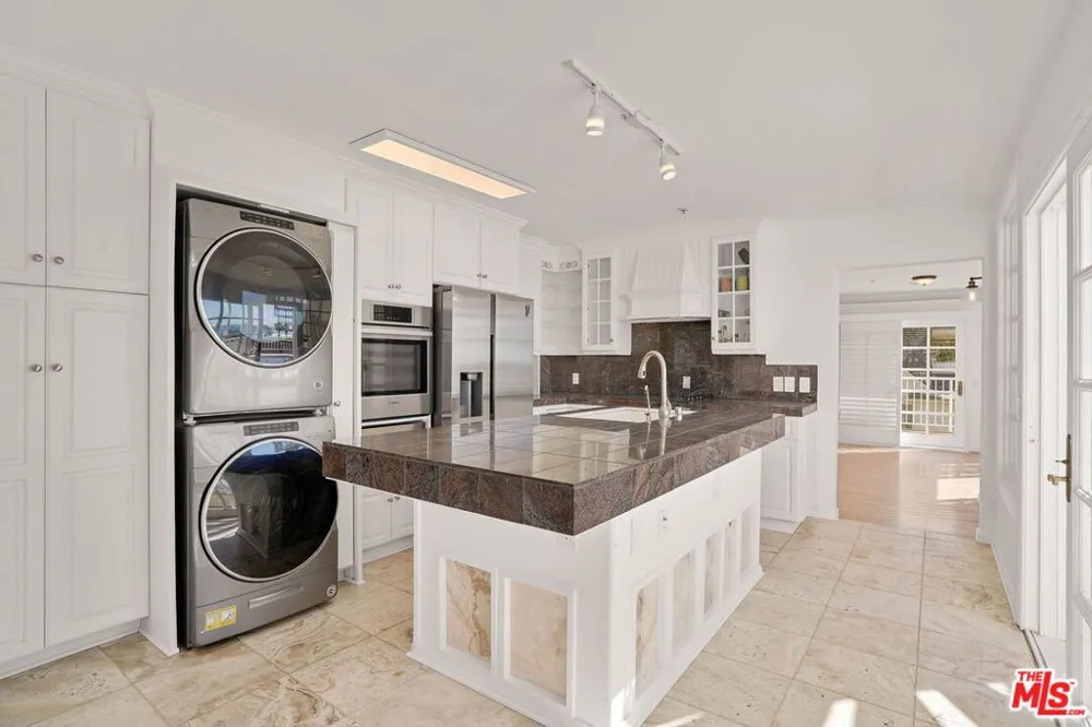 25 Arcadia Terrace #PH Santa Monica, CA 90401