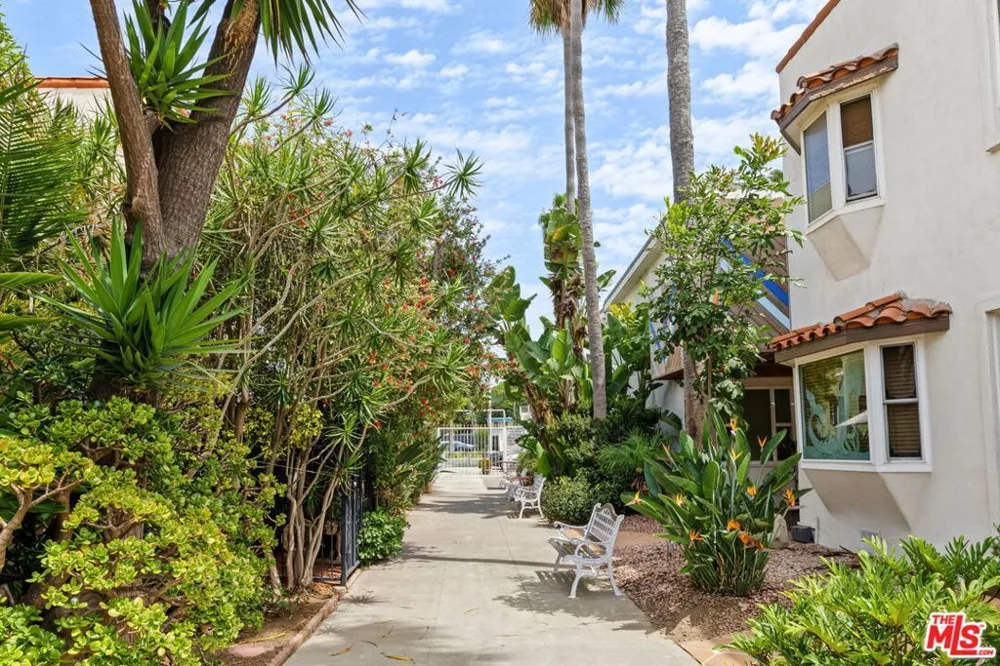 25 Arcadia Terrace #PH Santa Monica, CA 90401