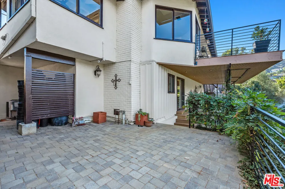 2444 Carman Crest Drive Los Angeles, CA 90068