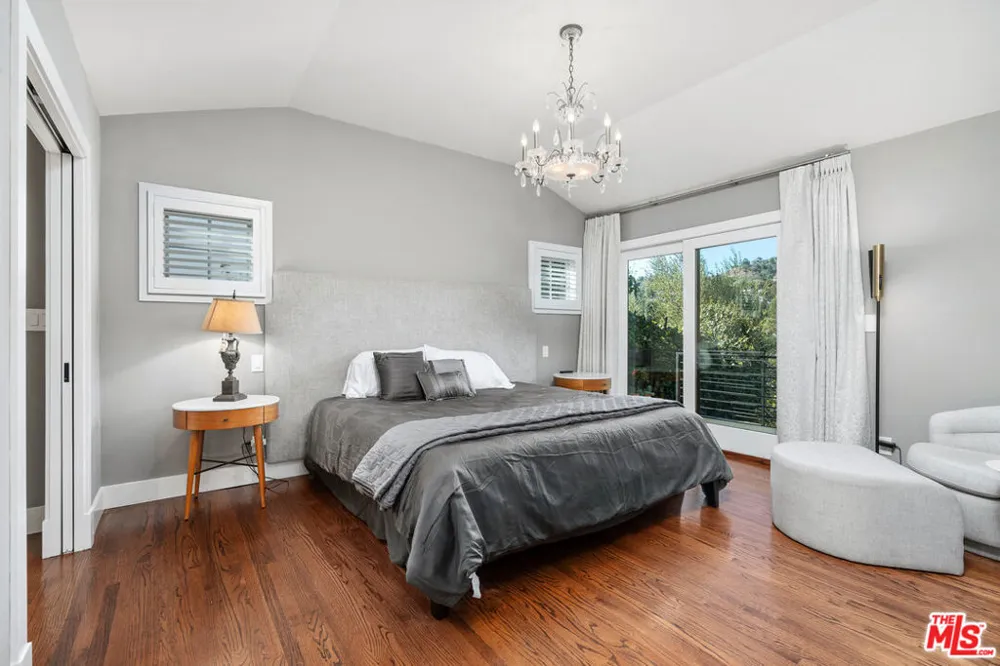2444 Carman Crest Drive Los Angeles, CA 90068