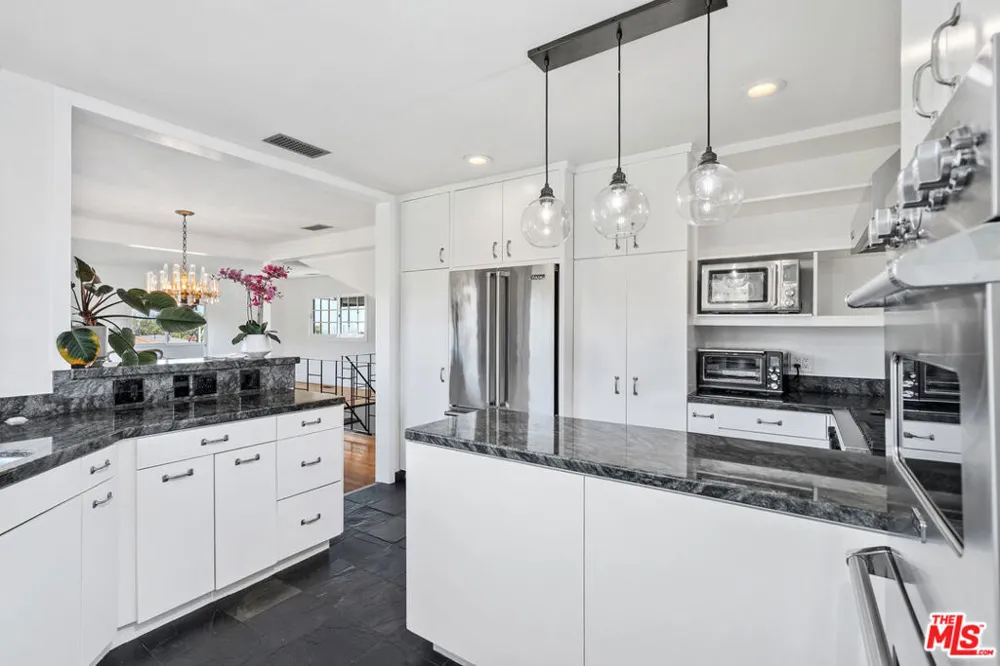 2444 Carman Crest Drive Los Angeles, CA 90068