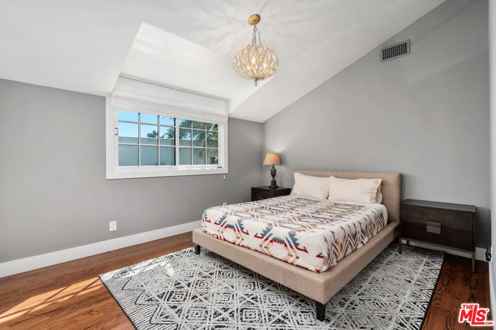 2444 Carman Crest Drive Los Angeles, CA 90068