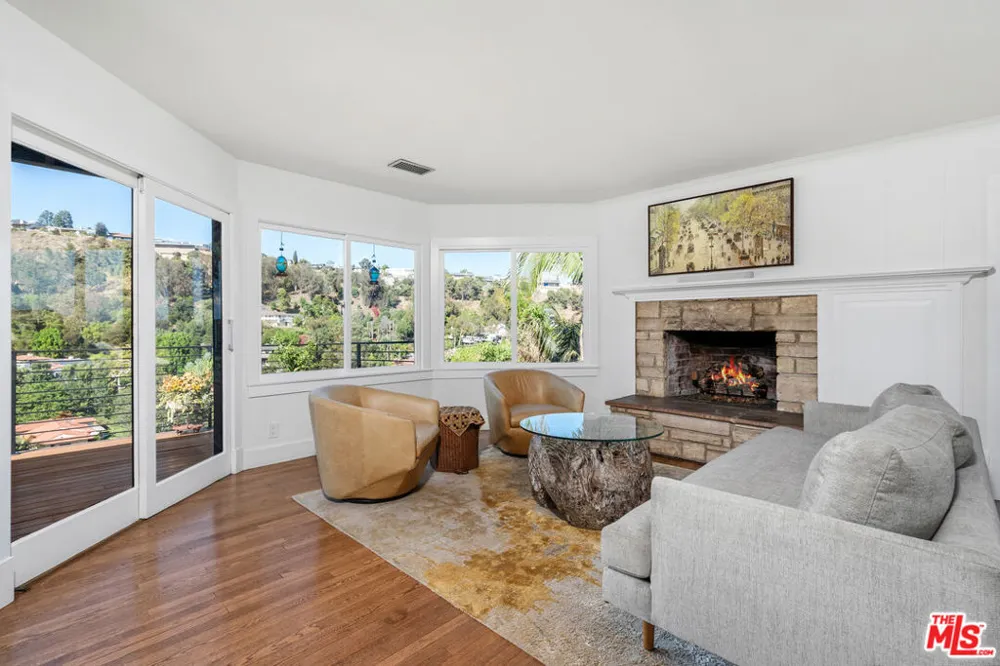 2444 Carman Crest Drive Los Angeles, CA 90068
