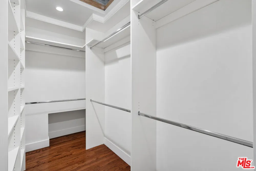2444 Carman Crest Drive Los Angeles, CA 90068