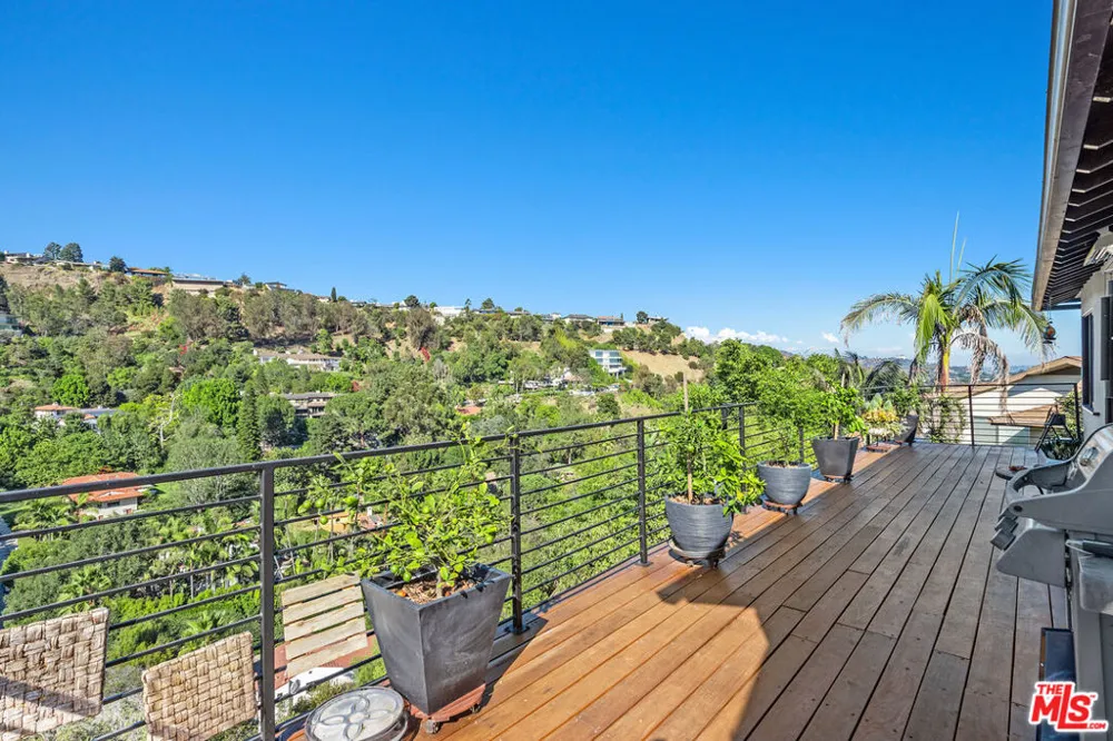 2444 Carman Crest Drive Los Angeles, CA 90068
