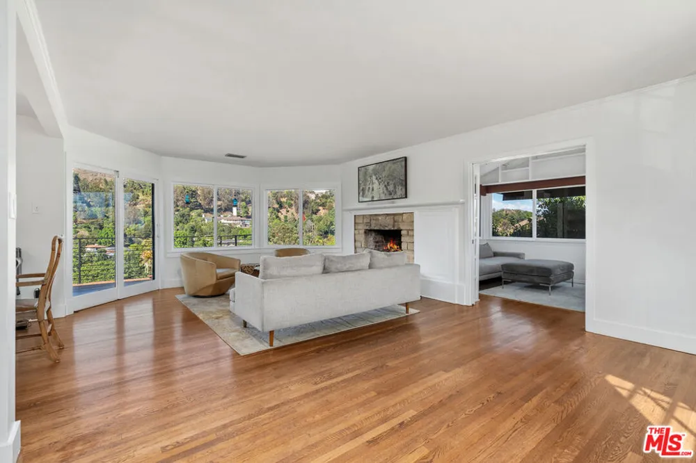 2444 Carman Crest Drive Los Angeles, CA 90068