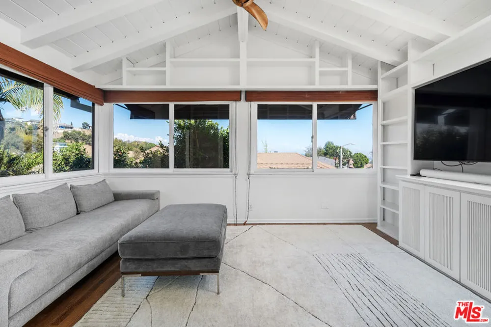 2444 Carman Crest Drive Los Angeles, CA 90068