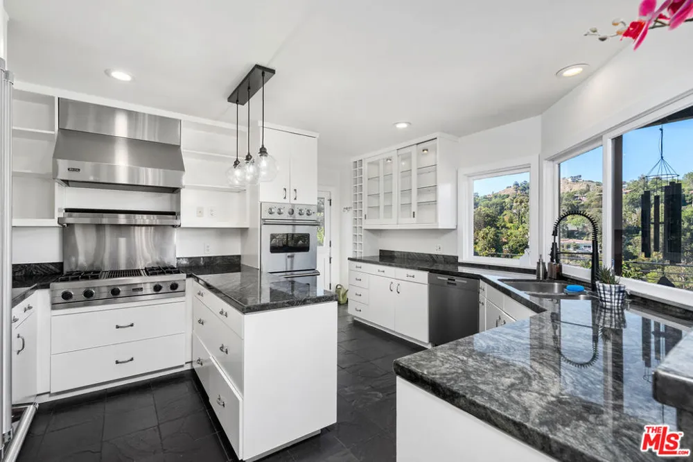 2444 Carman Crest Drive Los Angeles, CA 90068