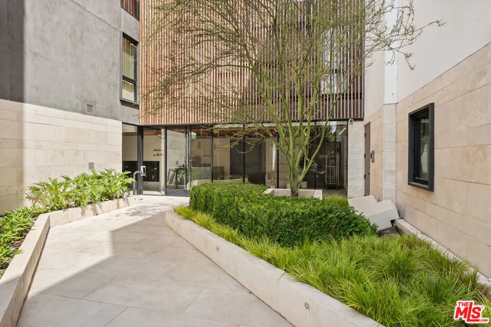 724 Croft Avenue #301 Los Angeles, CA 90069