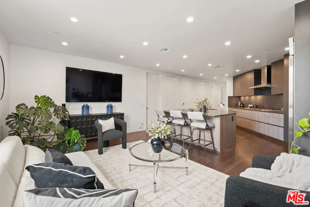 724 Croft Avenue #301 Los Angeles, CA 90069