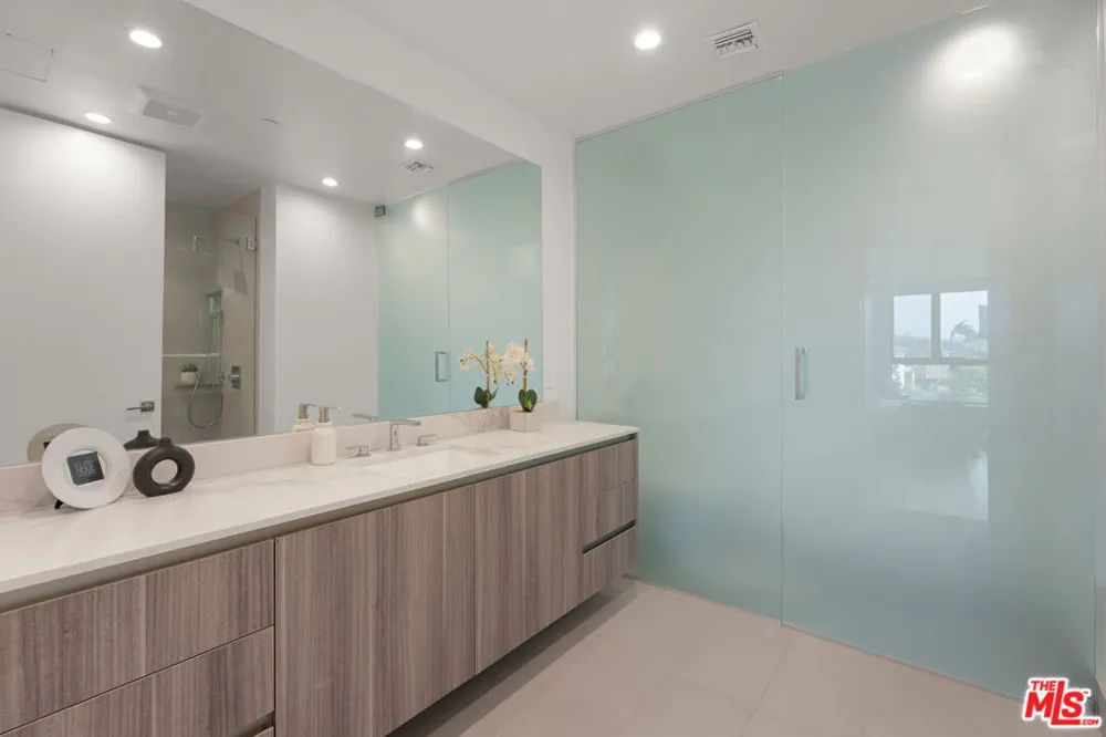 724 Croft Avenue #301 Los Angeles, CA 90069