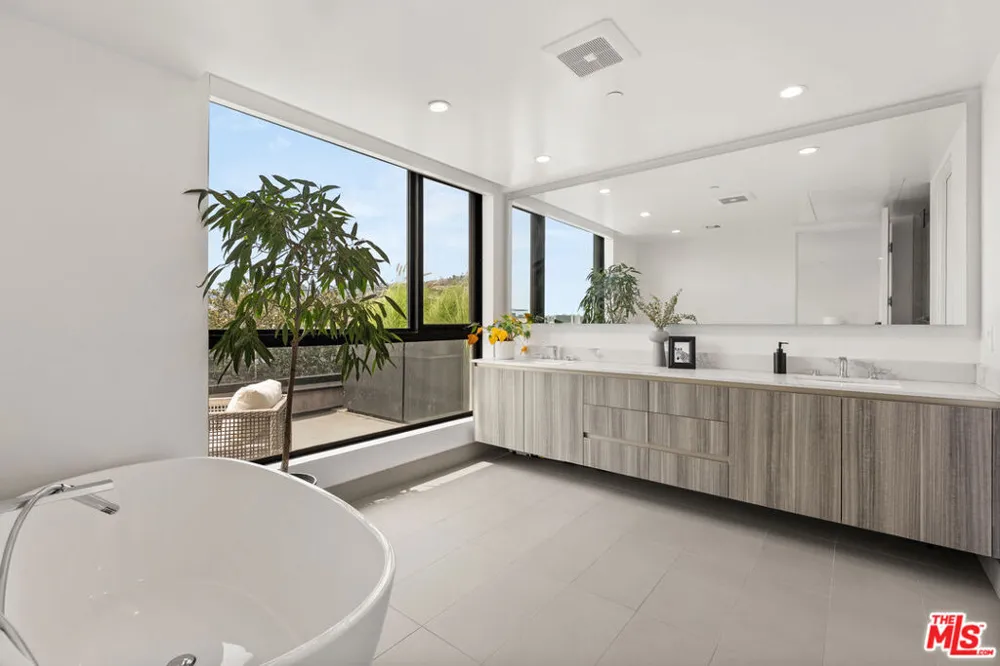 724 Croft Avenue #301 Los Angeles, CA 90069