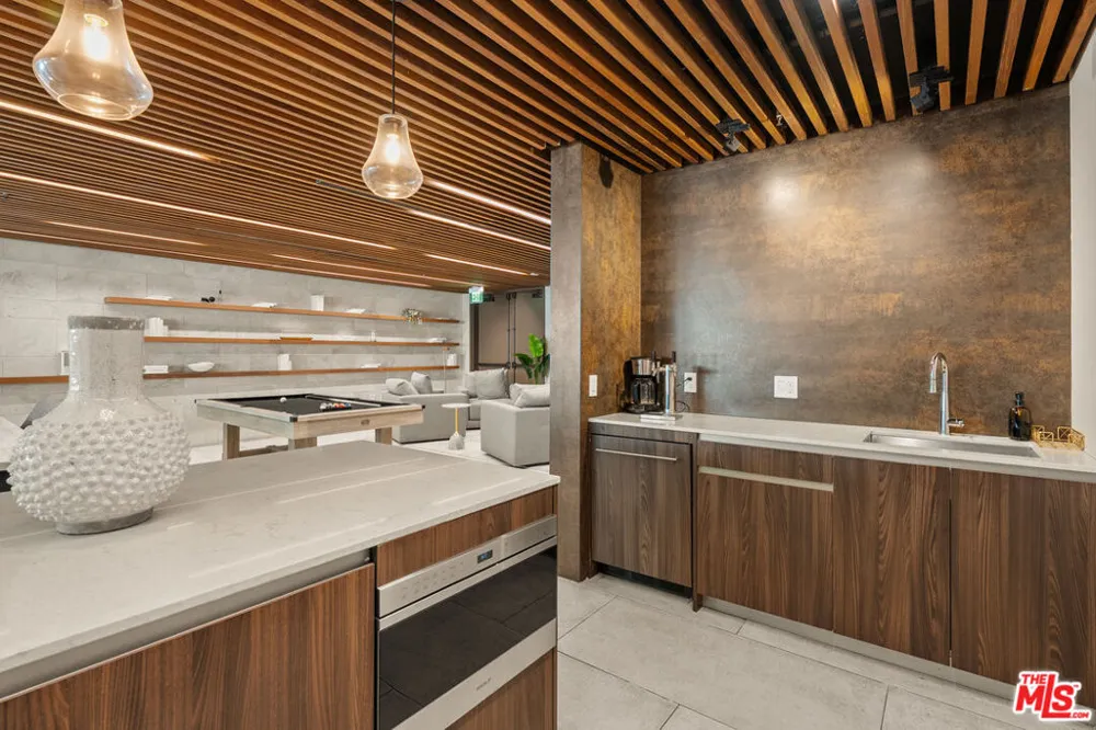 724 Croft Avenue #301 Los Angeles, CA 90069