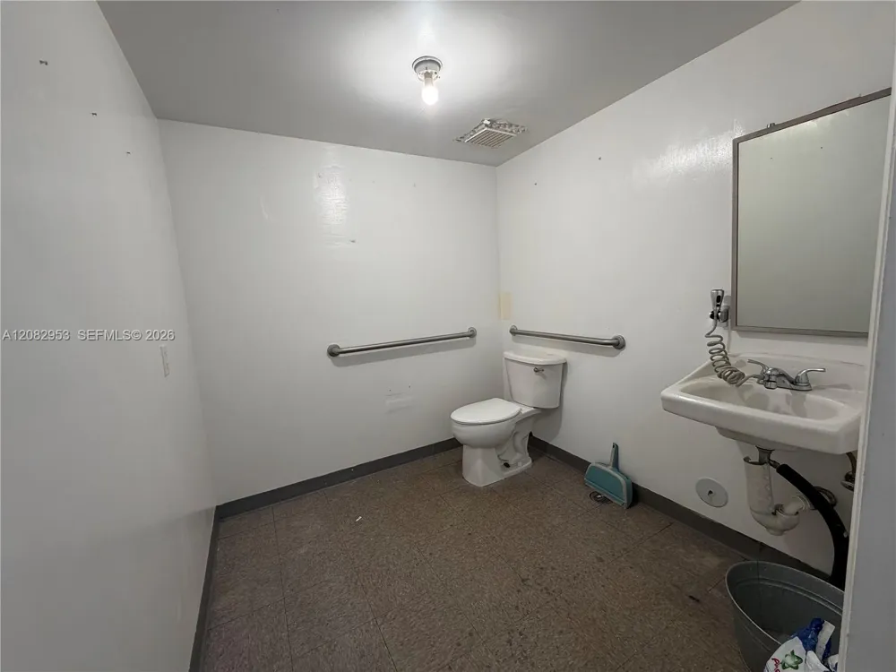 10601 NW 122nd St #8 Medley, FL 33178