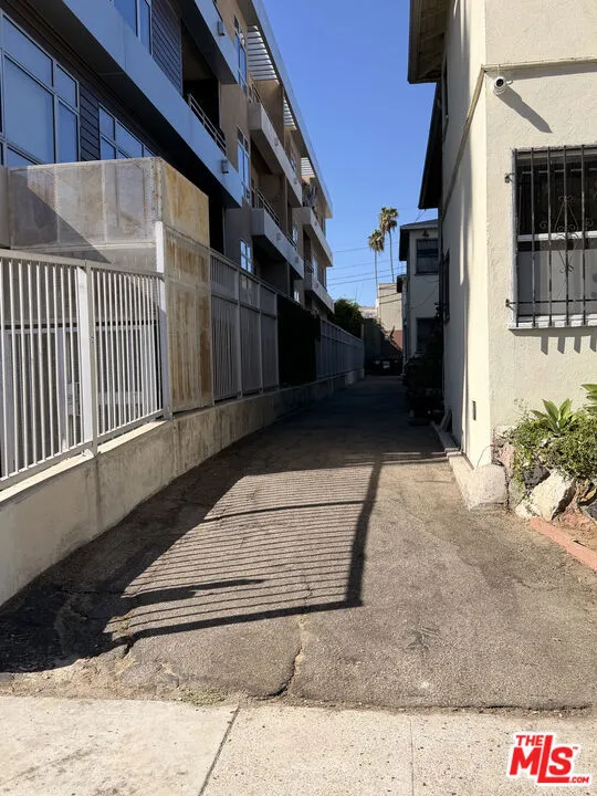 5951 Carlton Way Los Angeles, CA 90028