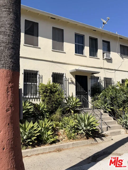 5951 Carlton Way Los Angeles, CA 90028