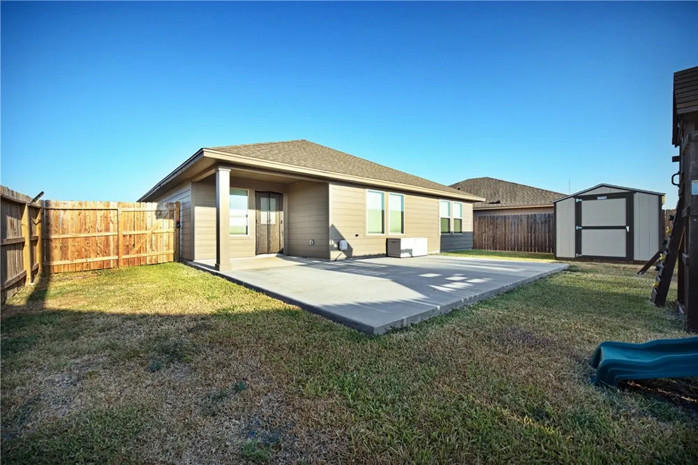 208 Oxford Sinton, TX 78387