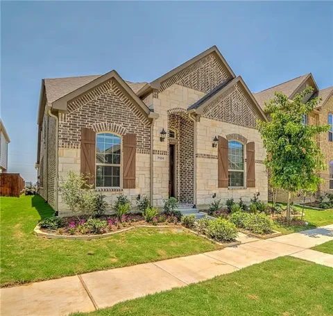 7124 Isle Royal Lane