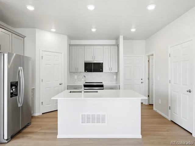 2213 E 164th Avenue Thornton, CO 80602
