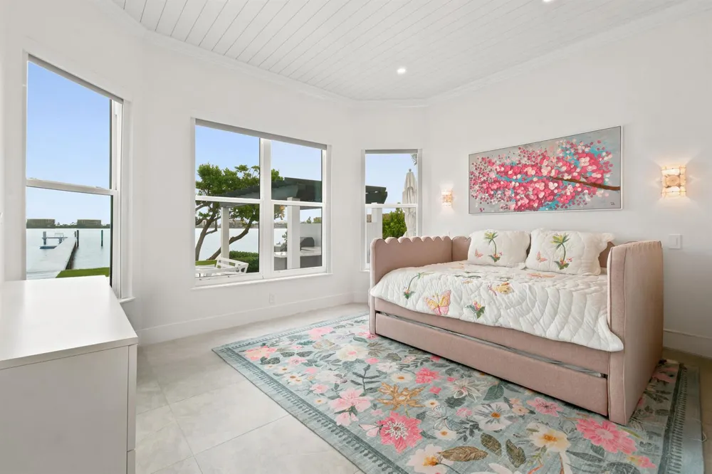 3 Lakeside Palms Court 