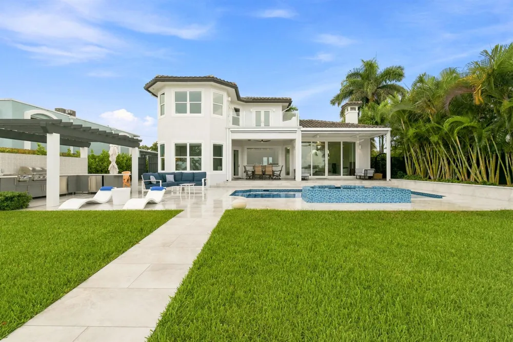 3 Lakeside Palms Court 