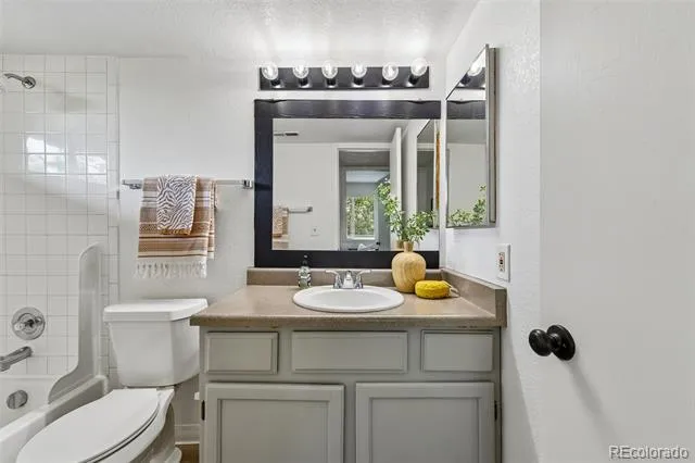1075 S Elkhart Way #202 Aurora, CO 80012