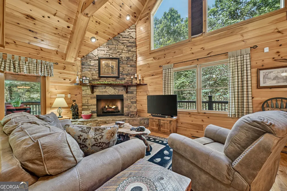 2975 Mountain Tops RD Blue Ridge, GA 30513