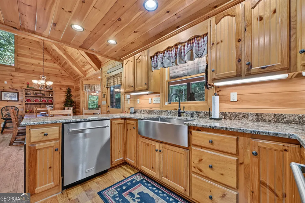 2975 Mountain Tops RD Blue Ridge, GA 30513