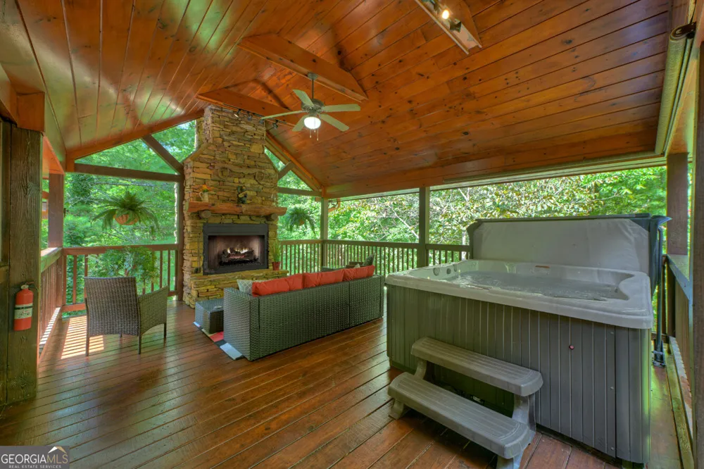 2975 Mountain Tops RD Blue Ridge, GA 30513