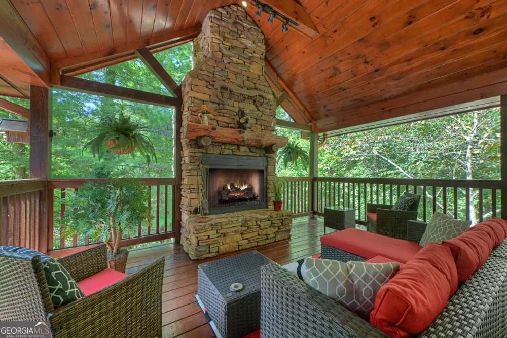 2975 Mountain Tops RD Blue Ridge, GA 30513