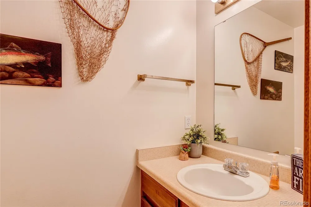 2054 S Balsam Street Lakewood, CO 80227