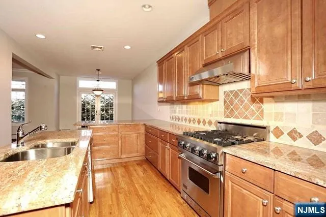 14 Kensington 14 Tenafly, NJ 07670