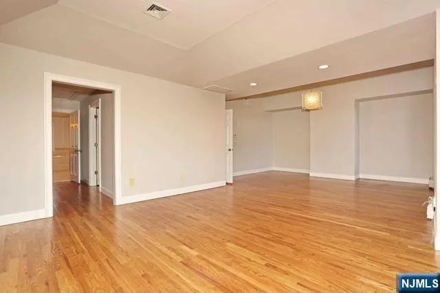 14 Kensington 14 Tenafly, NJ 07670