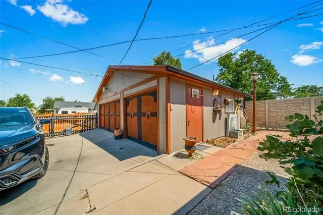 1590 Roslyn Street Denver, CO 80220