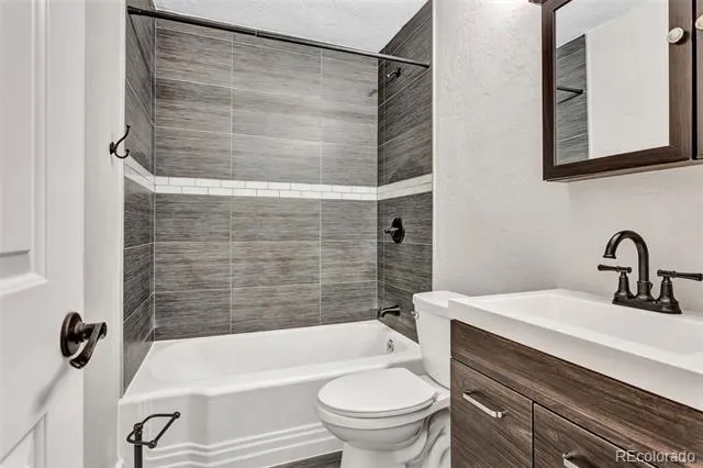 1075 Kingston Street Aurora, CO 80010