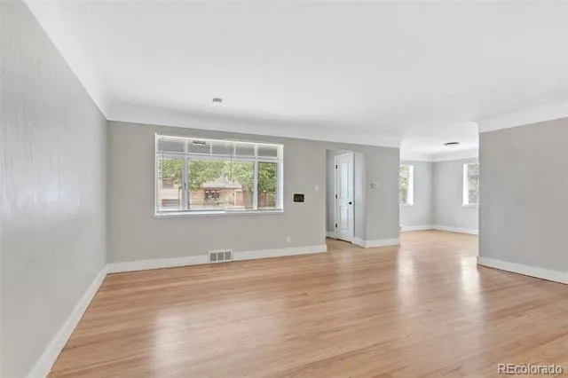 1075 Kingston Street Aurora, CO 80010