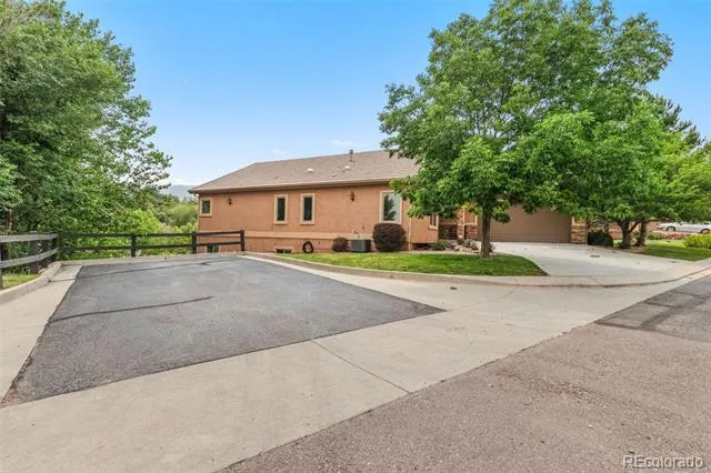 2425 Mesa Crest Grove Colorado Springs, CO 80904