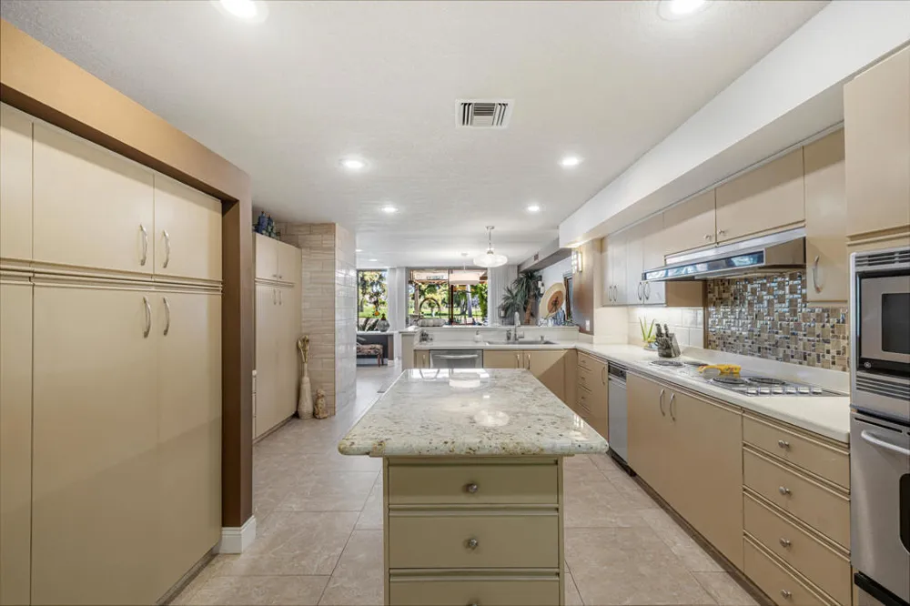 208 Kavenish Drive #208 Rancho Mirage, CA 92270