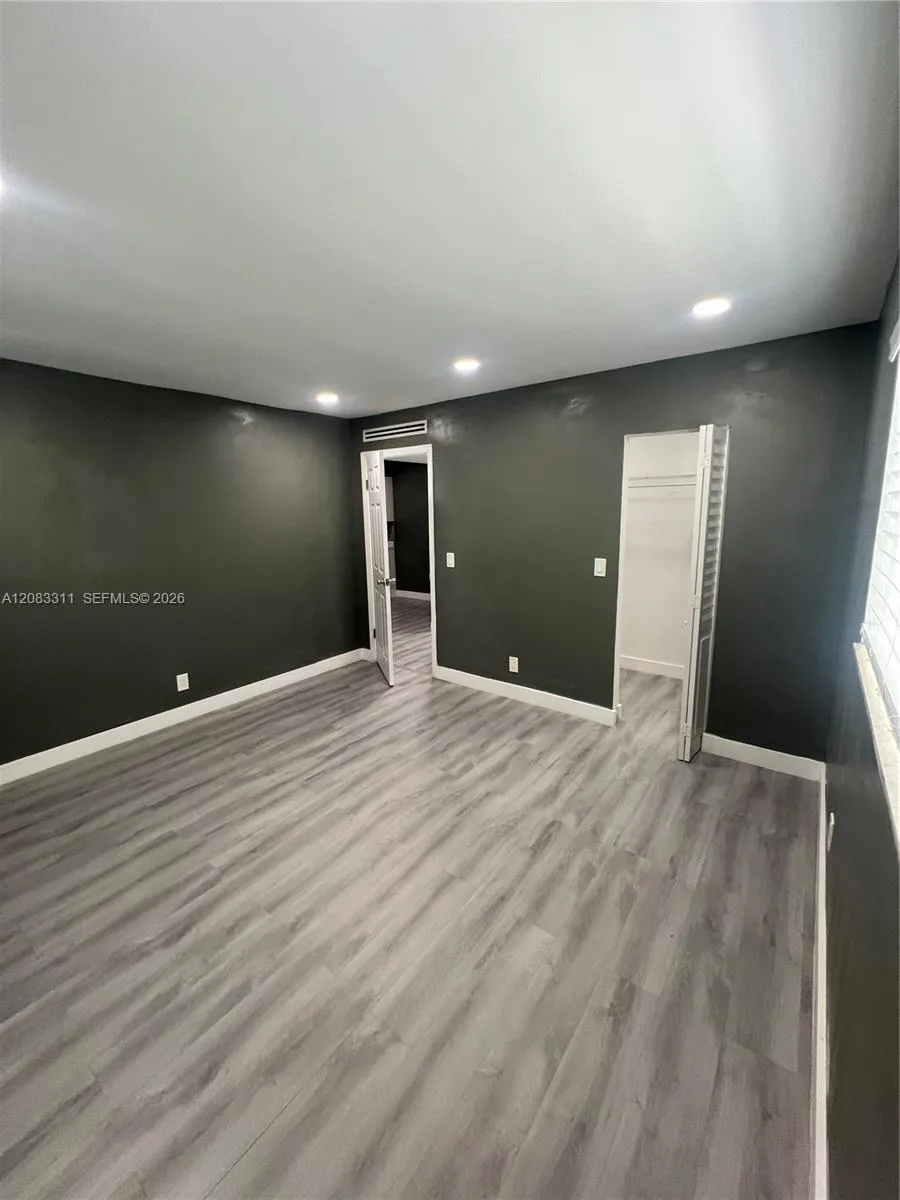 30 SE 4th Ave #106 Hallandale Beach, FL 33009