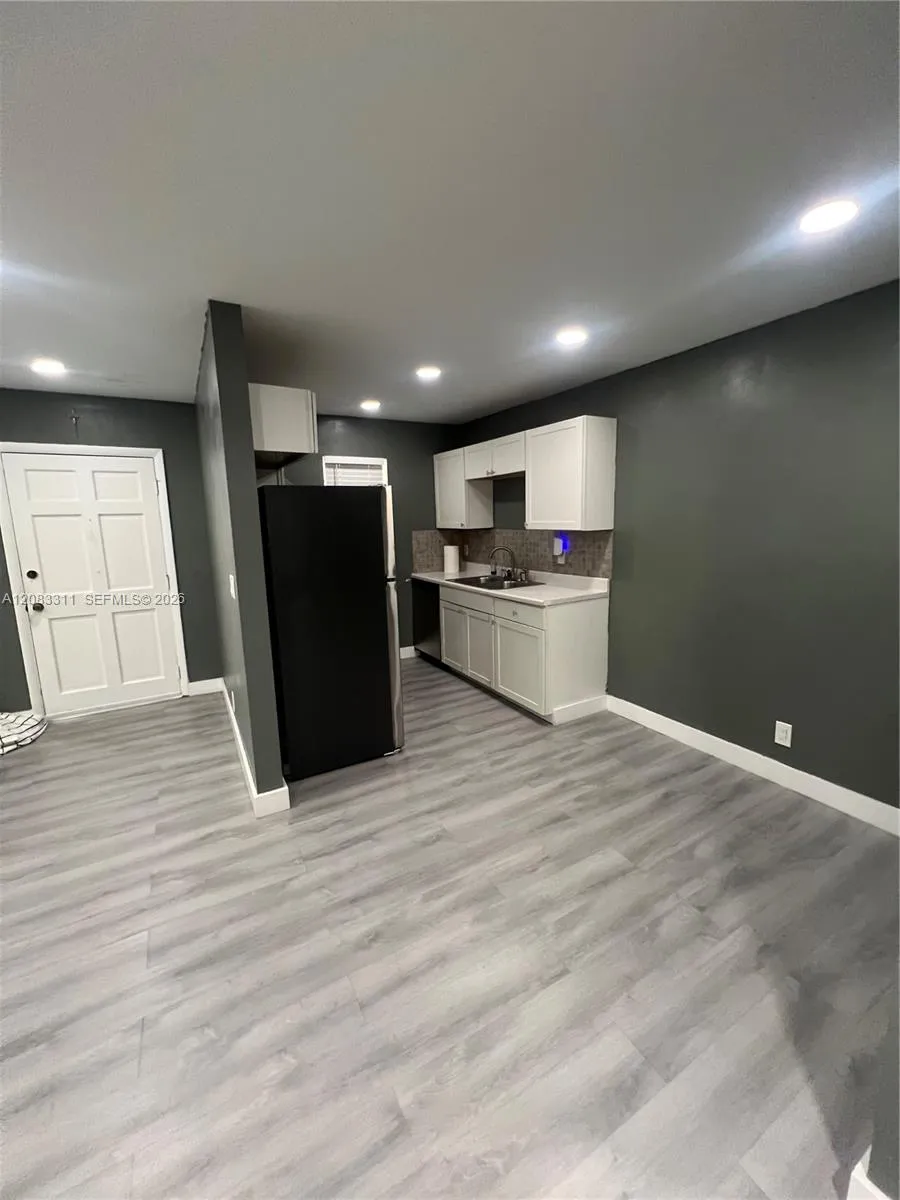 30 SE 4th Ave #106 Hallandale Beach, FL 33009