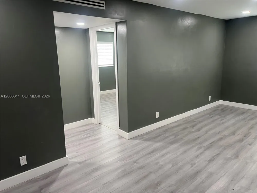 30 SE 4th Ave #106 Hallandale Beach, FL 33009