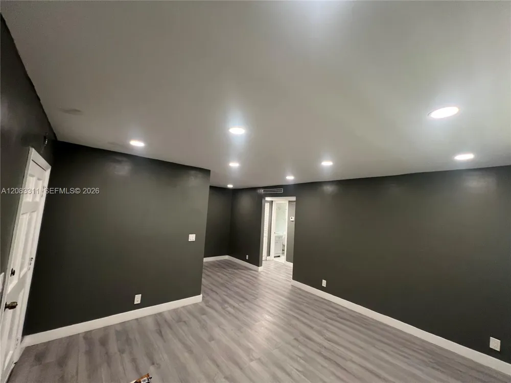 30 SE 4th Ave #106 Hallandale Beach, FL 33009
